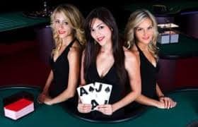 Antarmuka aplikasi mobile pandacuan slot menampilkan permainan live casino dan slot